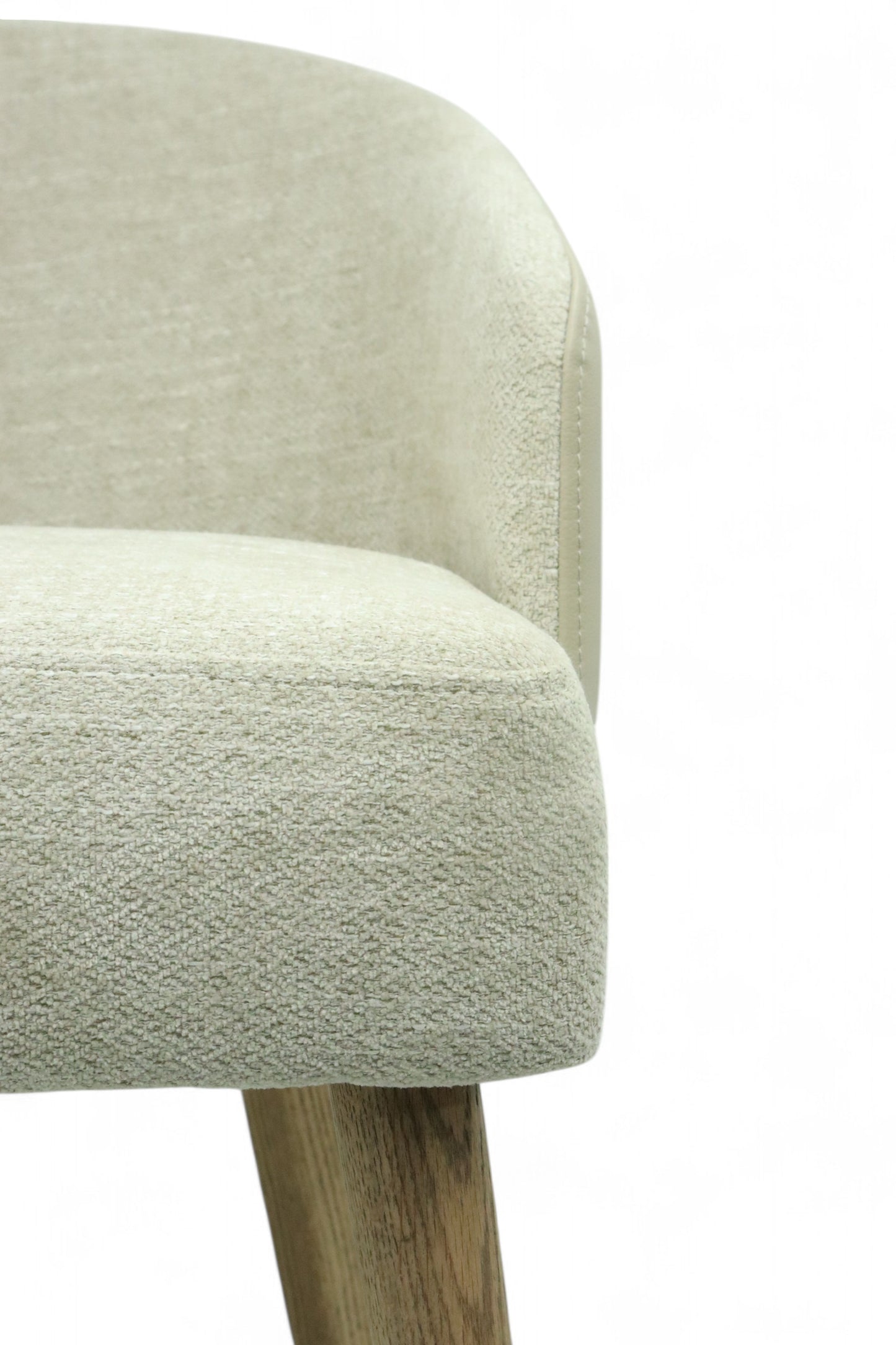 SILLA BERNAL - respaldo exterior en piel genuina, asiento y respaldo interior en textil, base de madera de encino