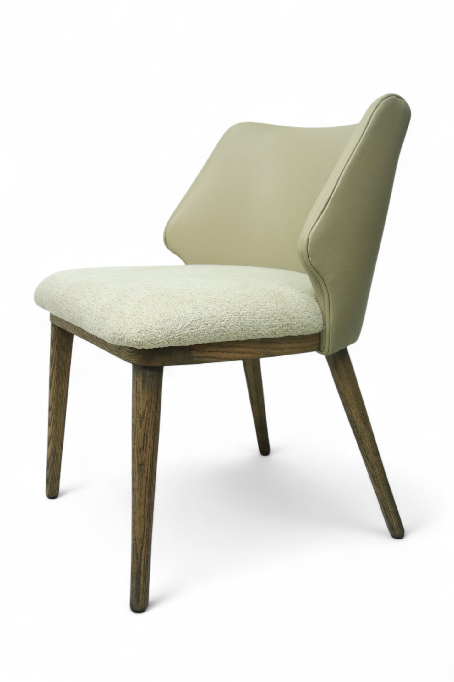 SILLA NEPAL - respaldos en piel genuina color dove y asiento en textil, con base de madera de encino