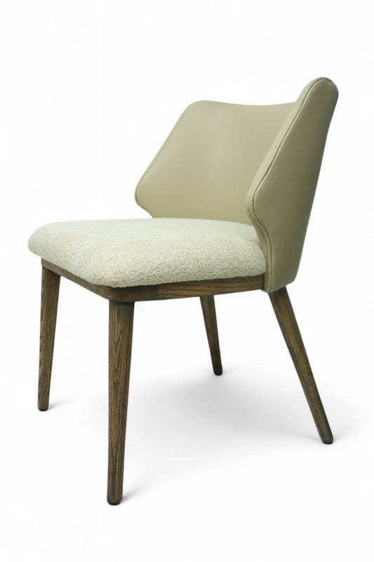 SILLA NEPAL - respaldos en piel genuina color dove y asiento en textil, con base de madera de encino