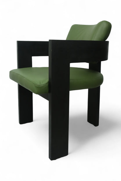 SILLA CAPRI - respaldo y asiento en piel genuina color verde, base de madera de encino