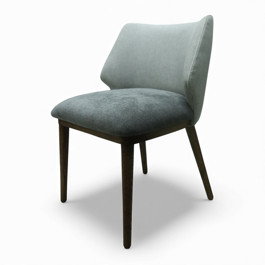 SILLA NEPAL - respaldo y asiento en textil color gris, con base de madera de encino