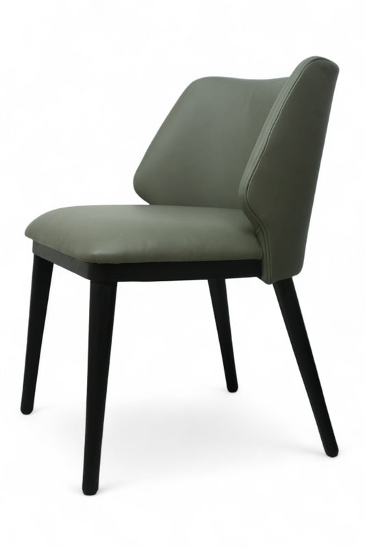 SILLA NEPAL - respaldo y asiento en piel genuina color gris, con base de madera de encino color negra