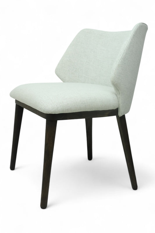 SILLA NEPAL - respaldo y asiento en textil color blanco, con base de madera de encino