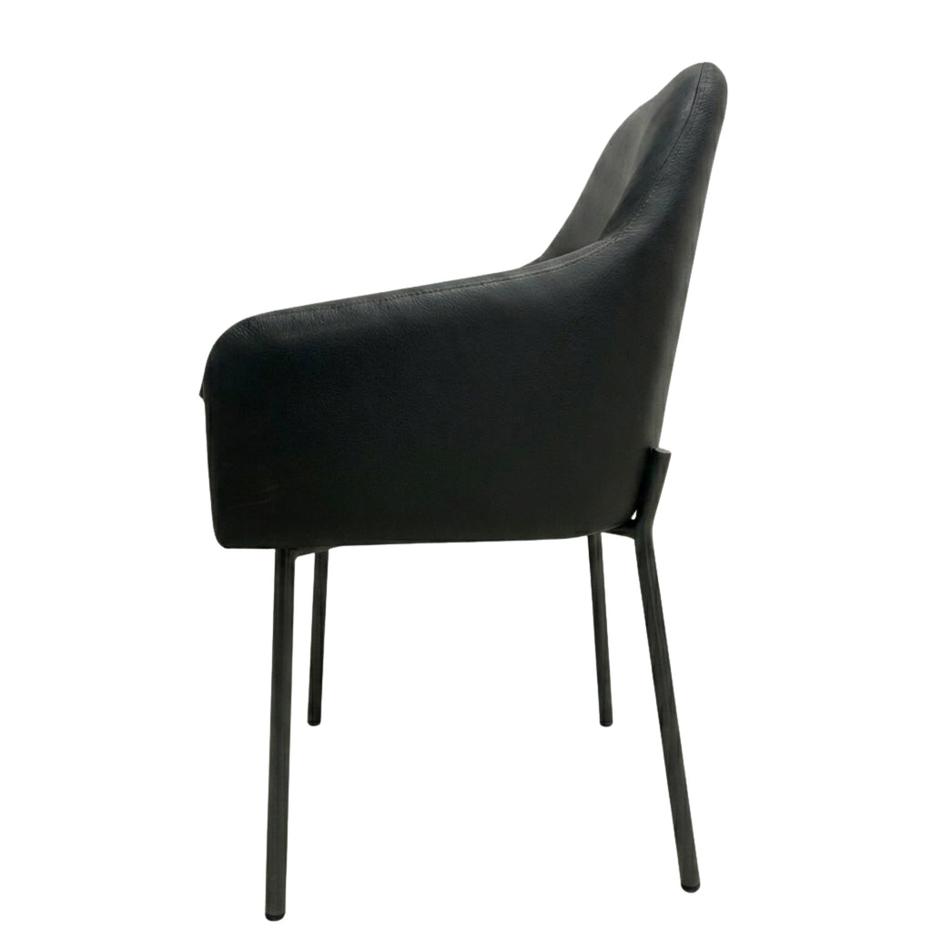 SILLA NOVA - respaldo y asiento en piel color gris, base de metal