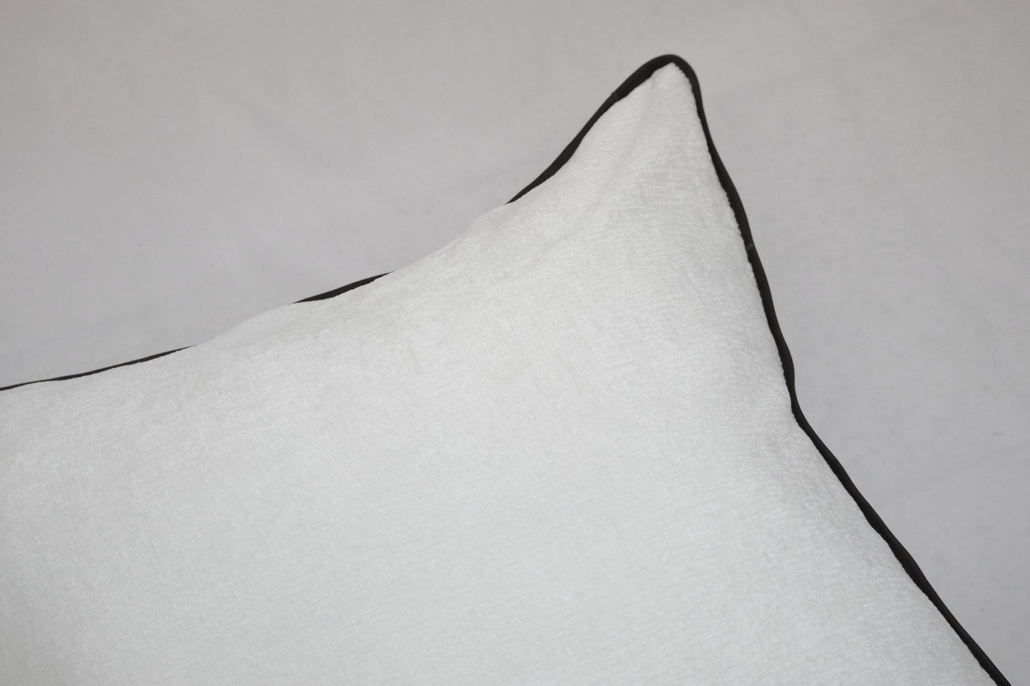 Cojín Vera - Fondo textil con ribete en piel