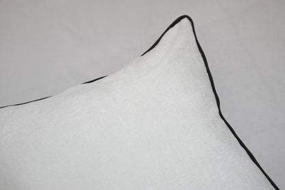 Cojín Vera - Fondo textil con ribete en piel