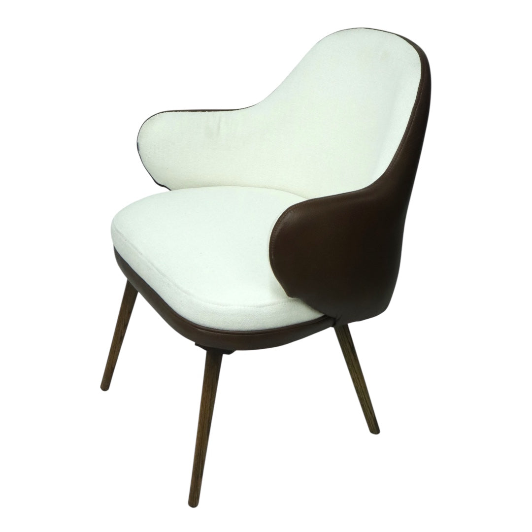 SILLA NÁPOLES - respaldo exterior en piel genuina color cafe, con base de madera de encino
