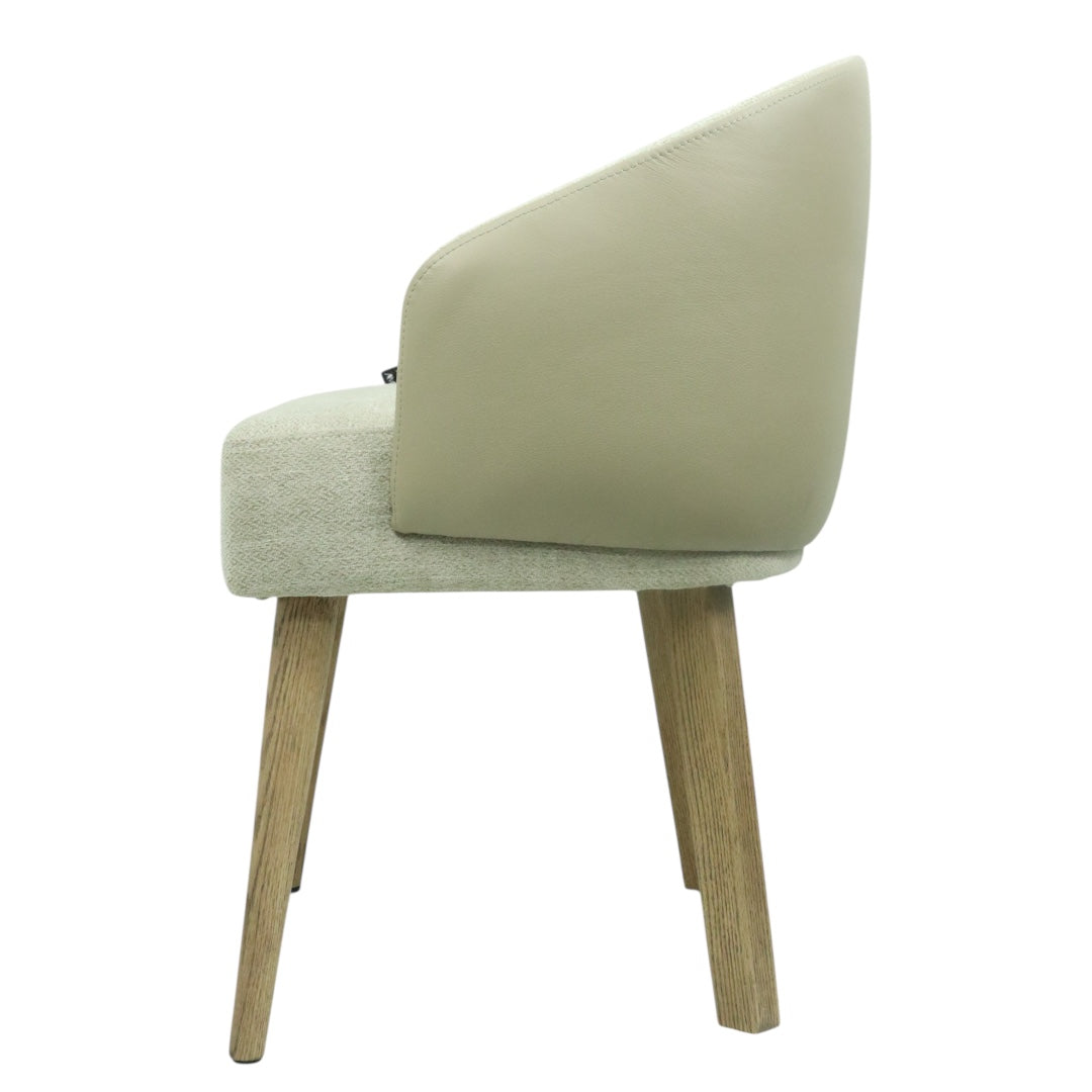 SILLA BERNAL - respaldo exterior en piel genuina, asiento y respaldo interior en textil, base de madera de encino