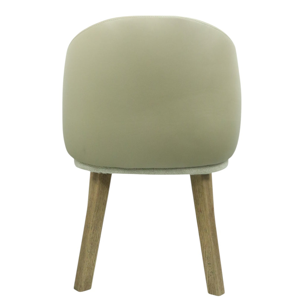 SILLA BERNAL - respaldo exterior en piel genuina, asiento y respaldo interior en textil, base de madera de encino