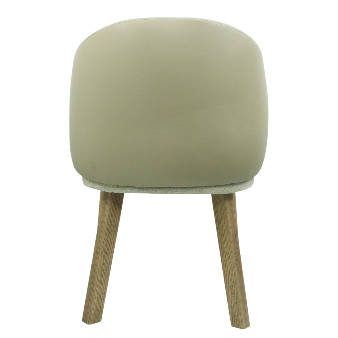 SILLA BERNAL - respaldo exterior en piel genuina, asiento y respaldo interior en textil, base de madera de encino