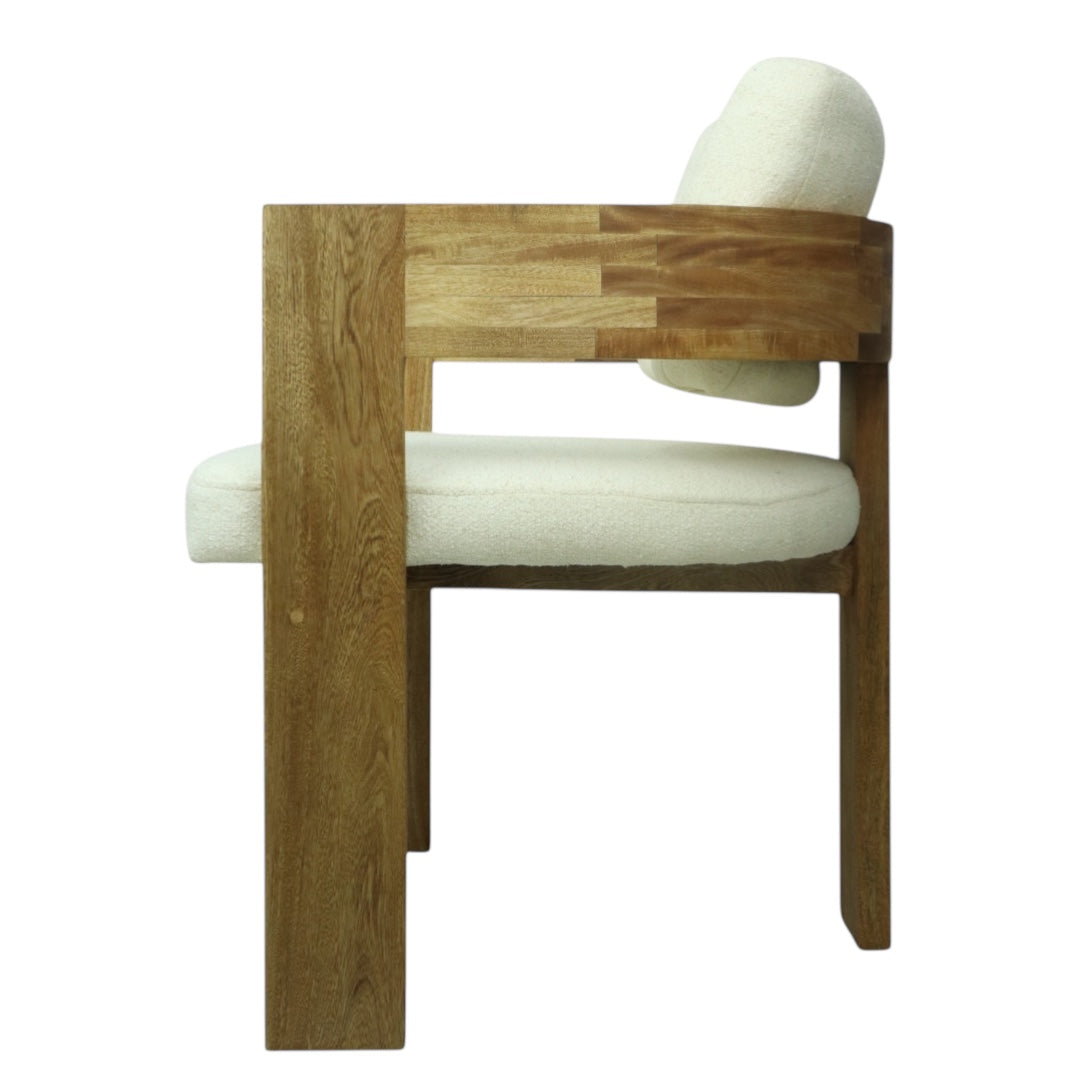 SILLA CAPRI - respaldo y asiento en textil color blanco, base de madera de encino