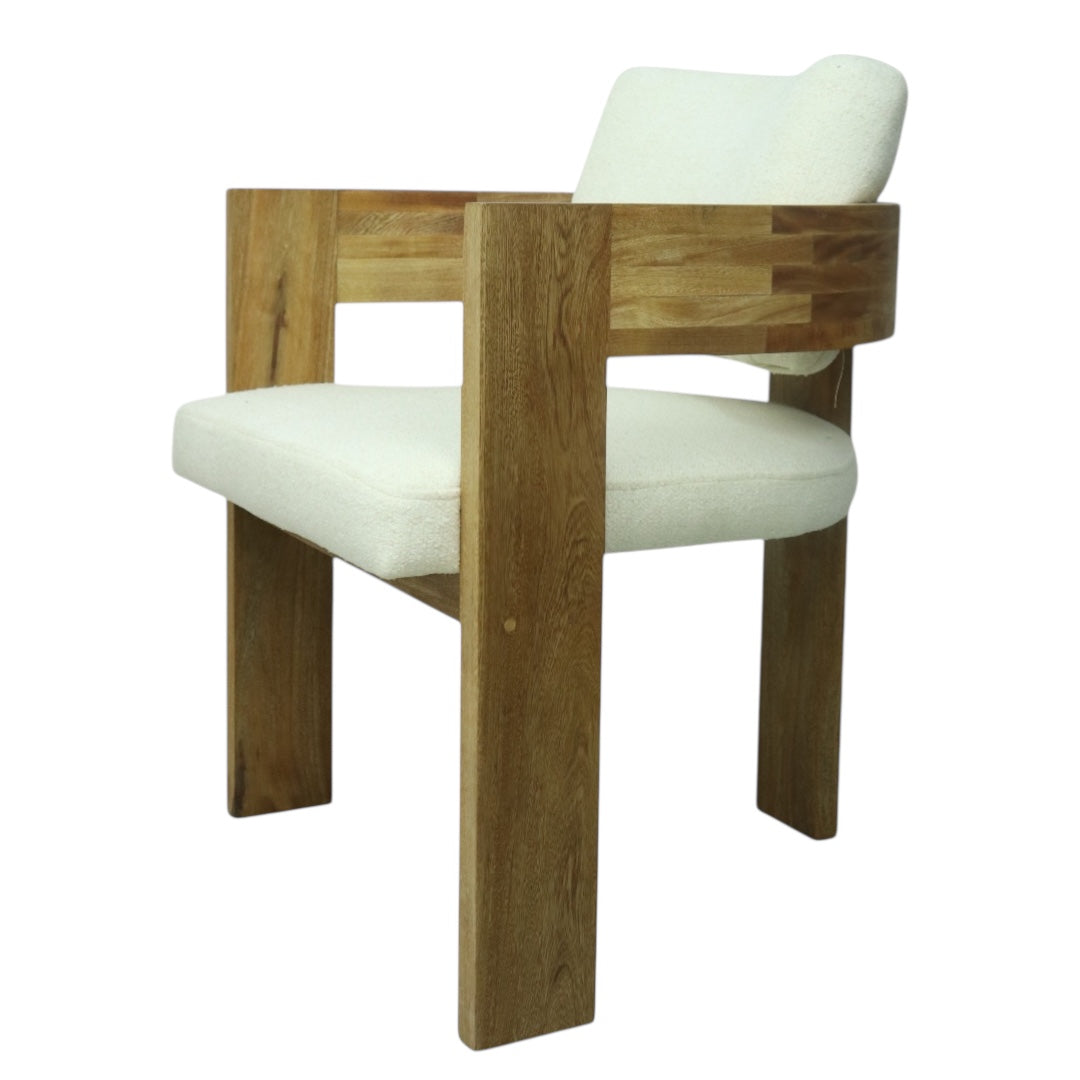 SILLA CAPRI - respaldo y asiento en textil color blanco, base de madera de encino