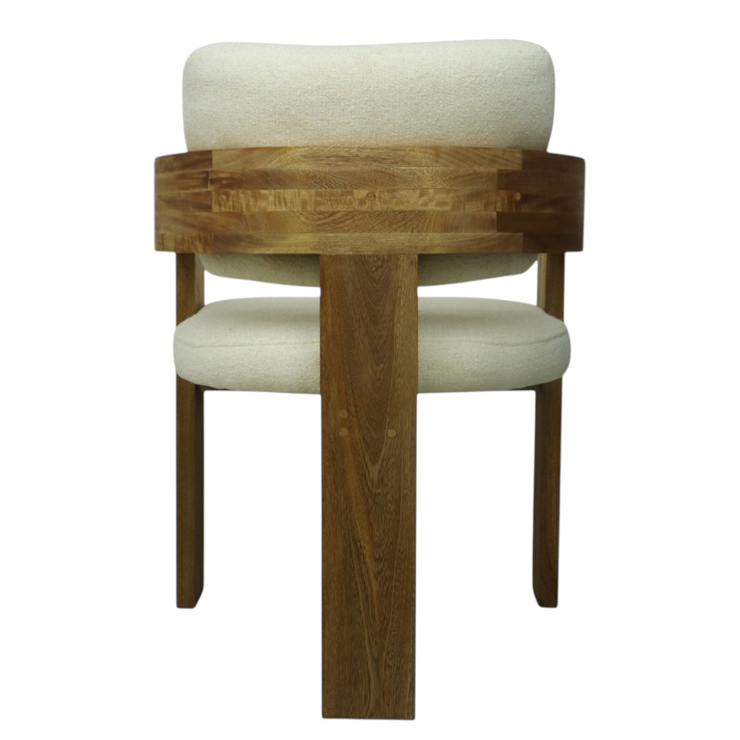 SILLA CAPRI - respaldo y asiento en textil color blanco, base de madera de encino