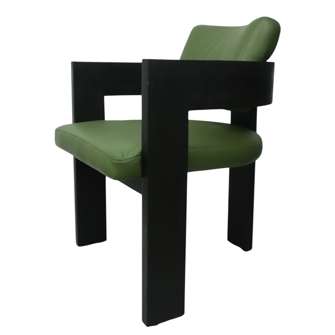 SILLA CAPRI - respaldo y asiento en piel genuina color verde, base de madera de encino