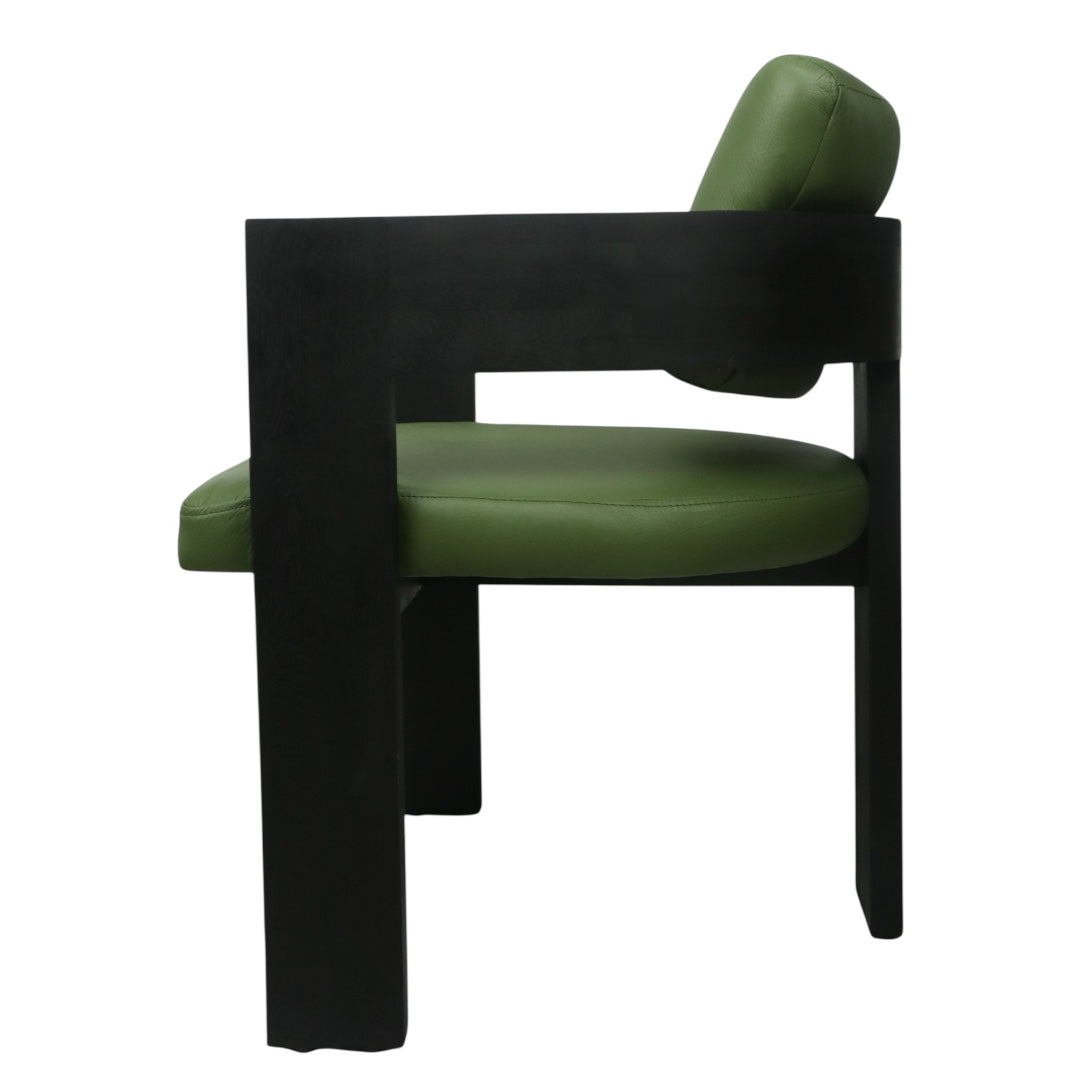 SILLA CAPRI - respaldo y asiento en piel genuina color verde, base de madera de encino