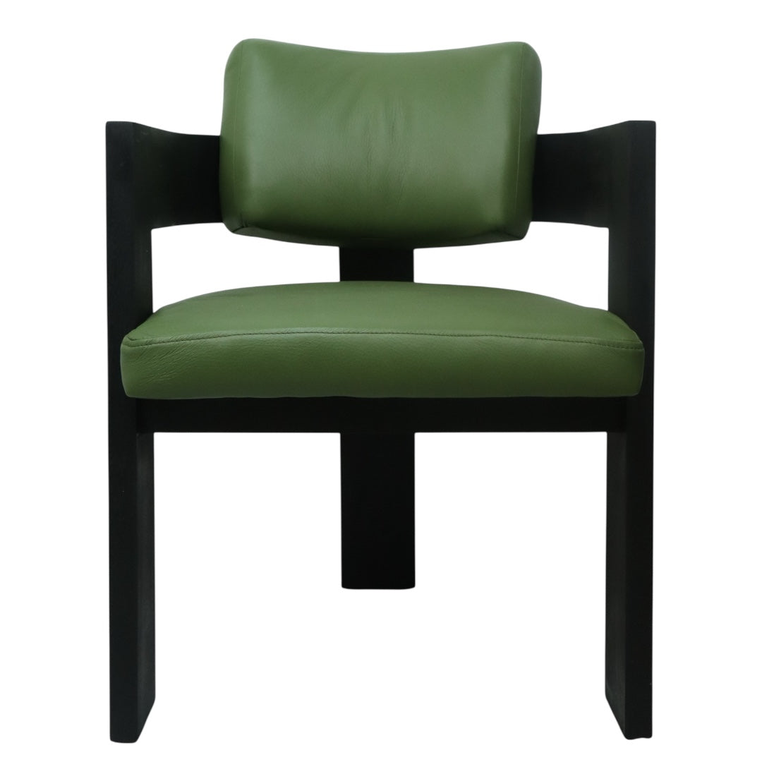 SILLA CAPRI - respaldo y asiento en piel genuina color verde, base de madera de encino