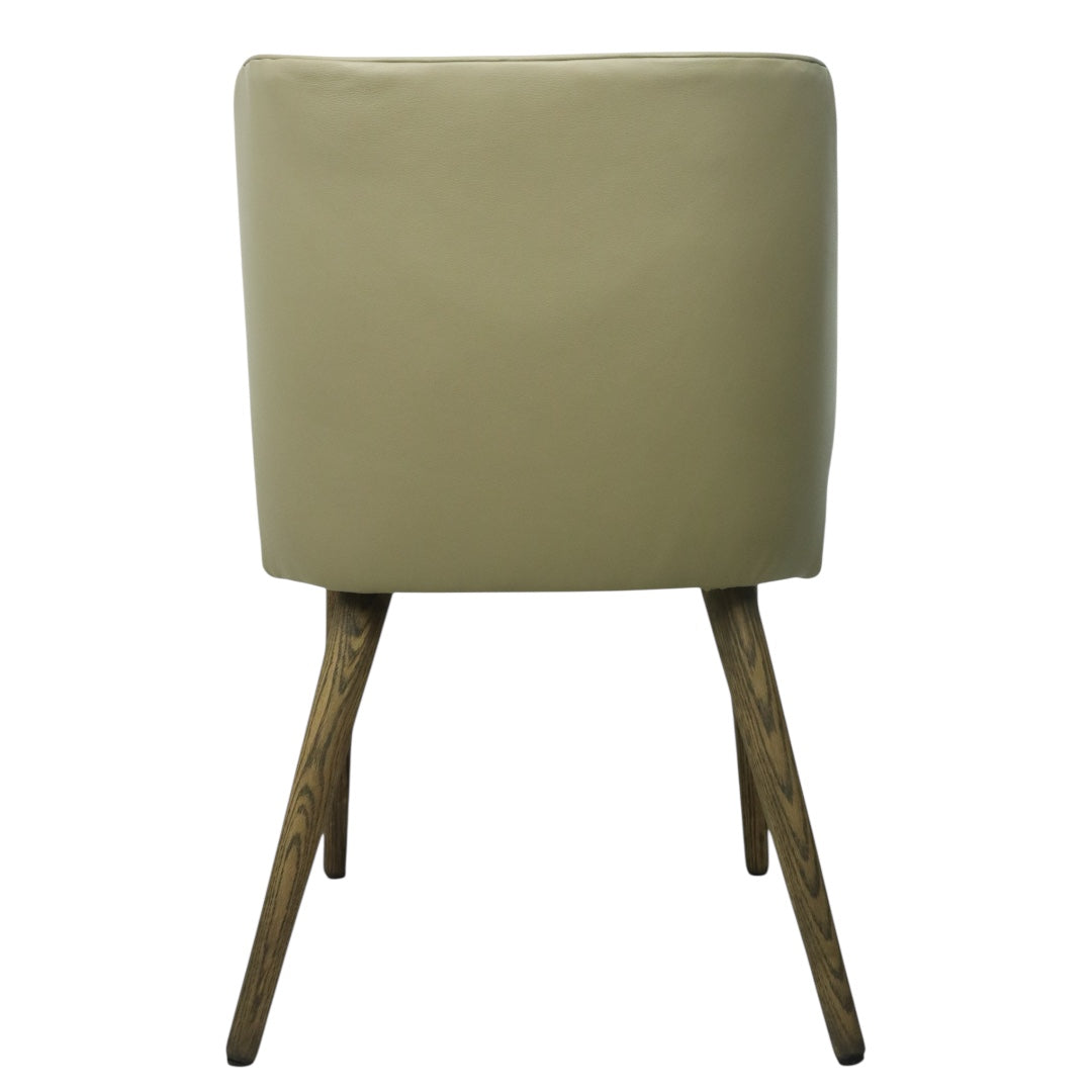 SILLA NEPAL - respaldo en piel genuina color dove y asiento en textil, base de madera de encino