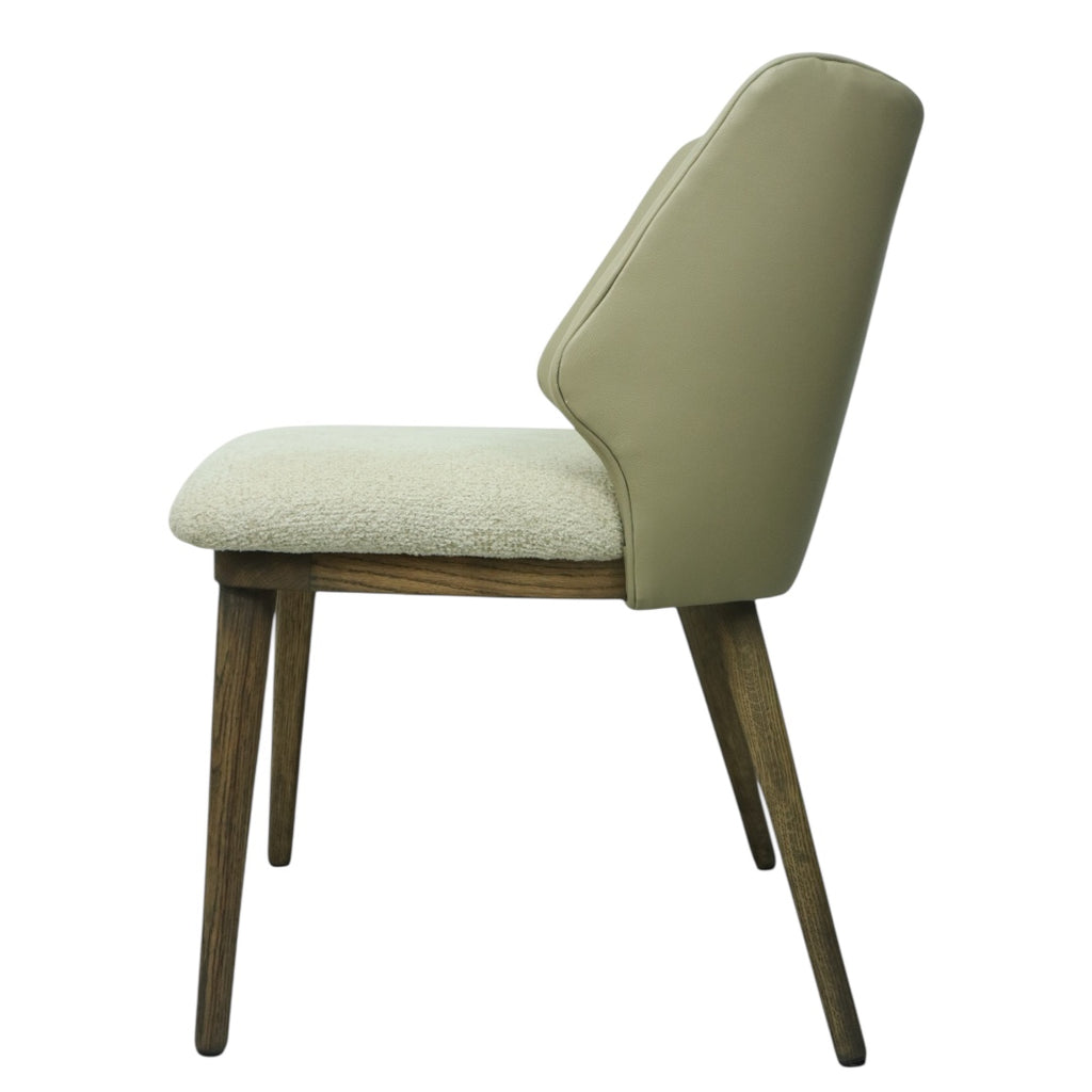 SILLA NEPAL - respaldo en piel genuina color dove y asiento en textil, base de madera de encino