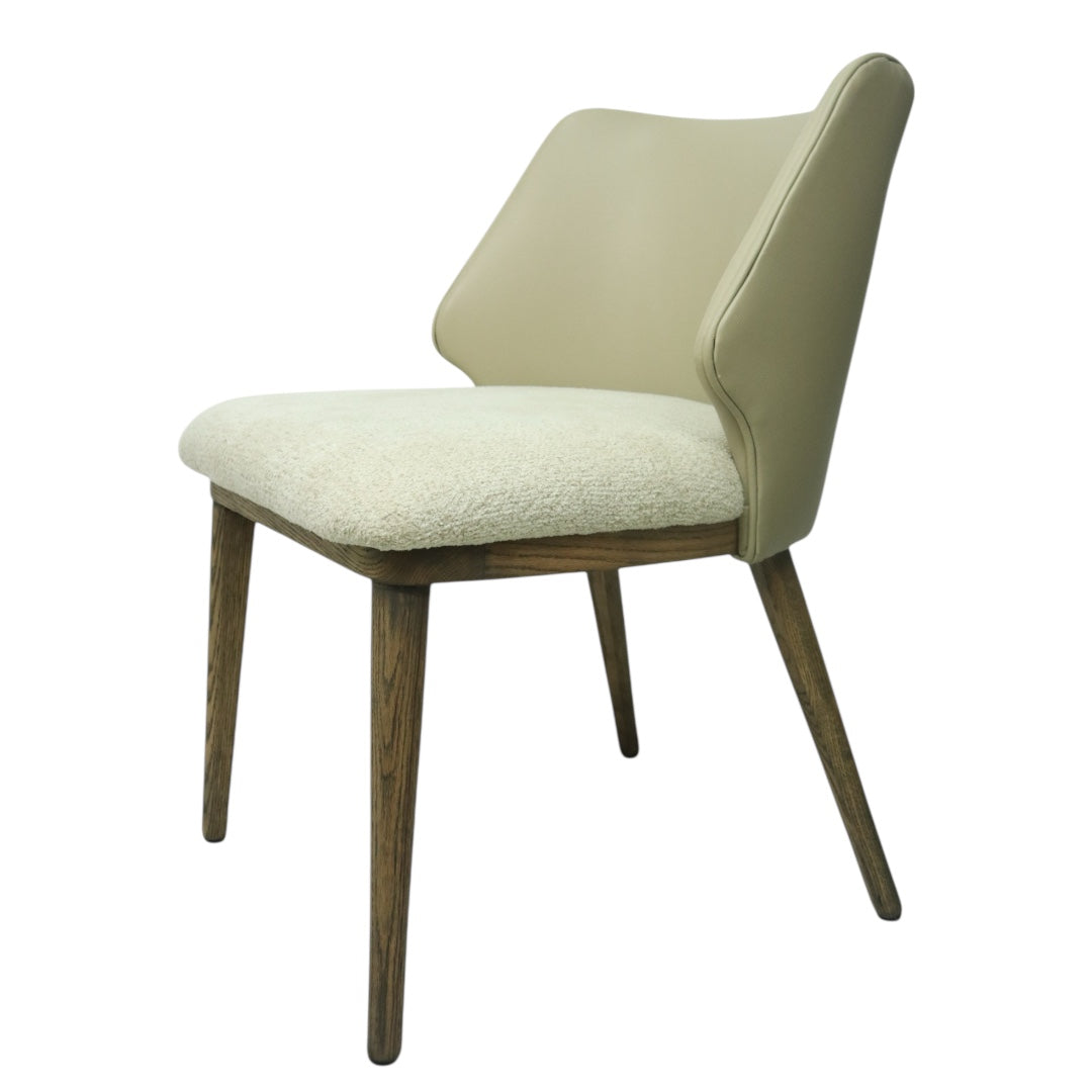 SILLA NEPAL - respaldo en piel genuina color dove y asiento en textil, base de madera de encino