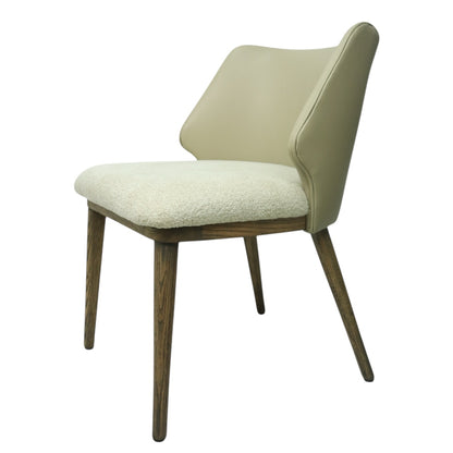 SILLA NEPAL - respaldo en piel genuina color dove y asiento en textil, base de madera de encino