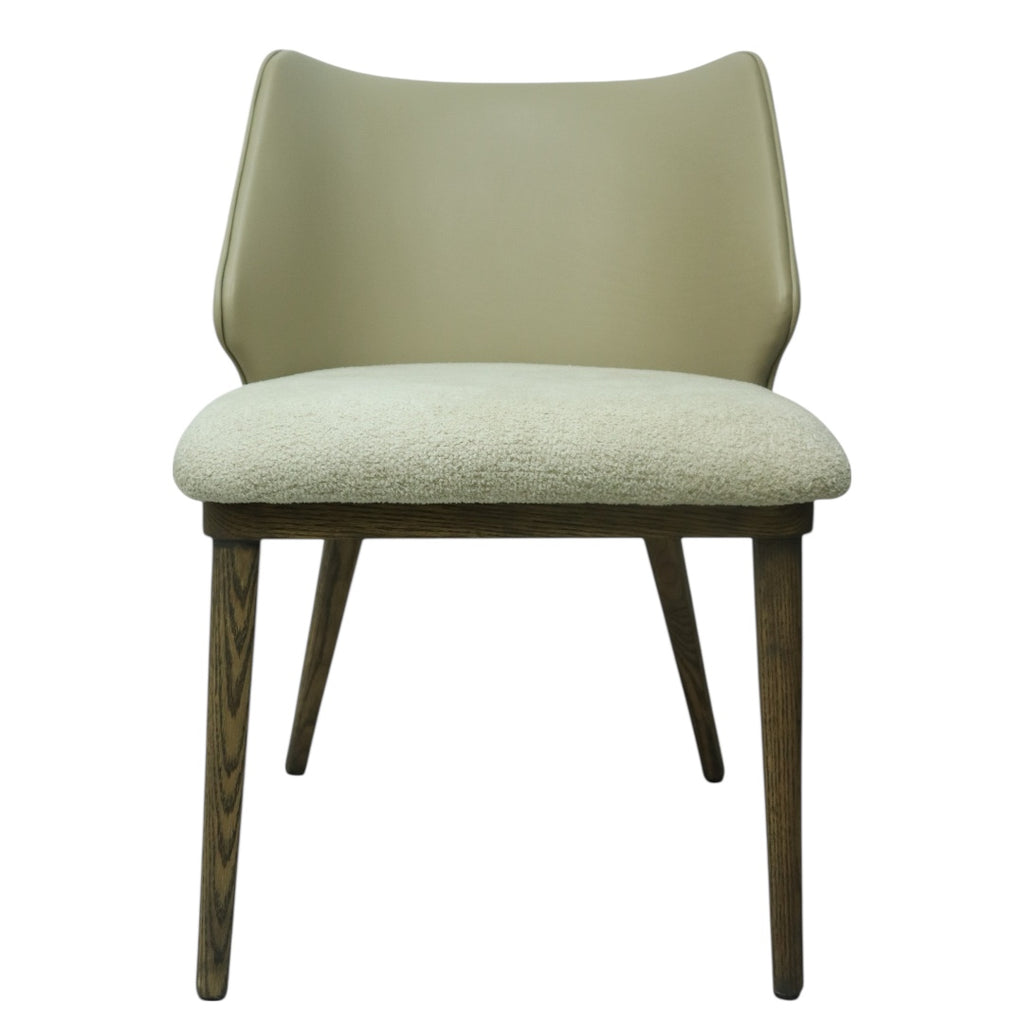SILLA NEPAL - respaldo en piel genuina color dove y asiento en textil, base de madera de encino