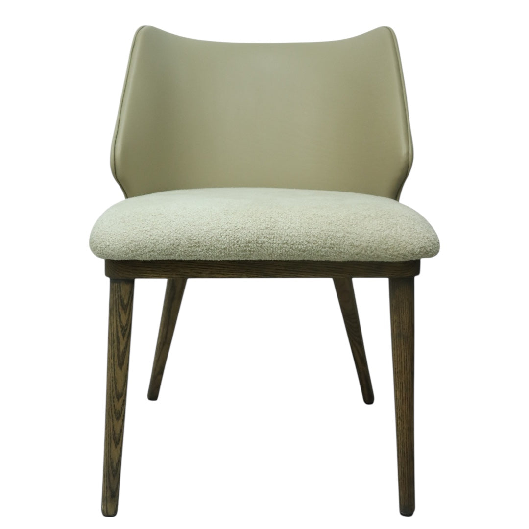 SILLA NEPAL - respaldo en piel genuina color dove y asiento en textil, base de madera de encino
