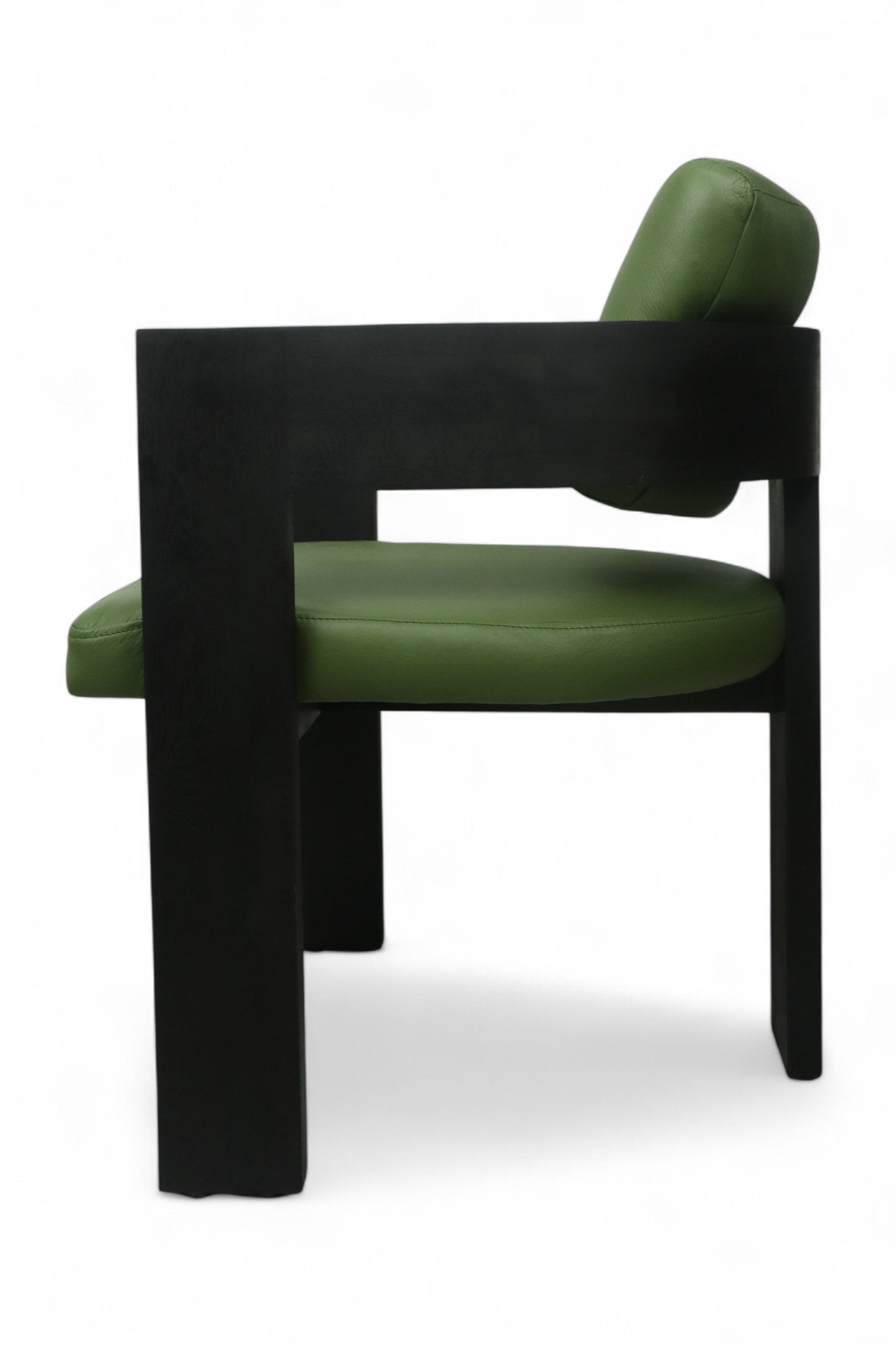 SILLA CAPRI - respaldo y asiento en piel genuina color verde, base de madera de encino