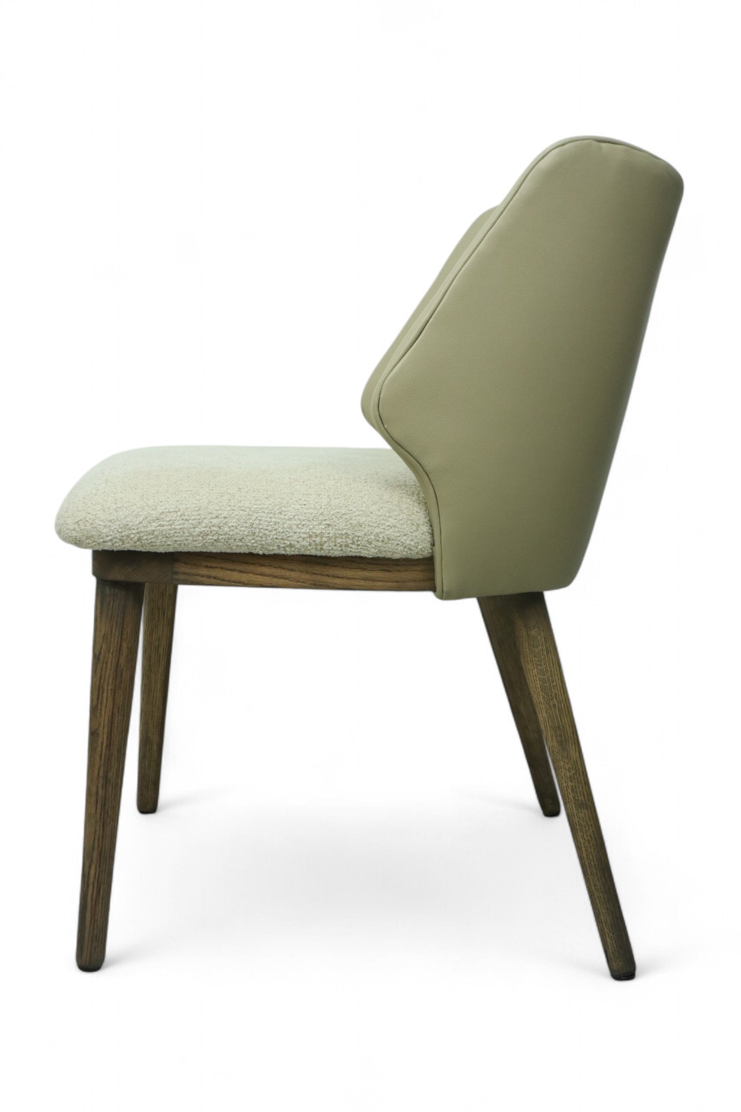 SILLA NEPAL - respaldos en piel genuina color dove y asiento en textil, con base de madera de encino