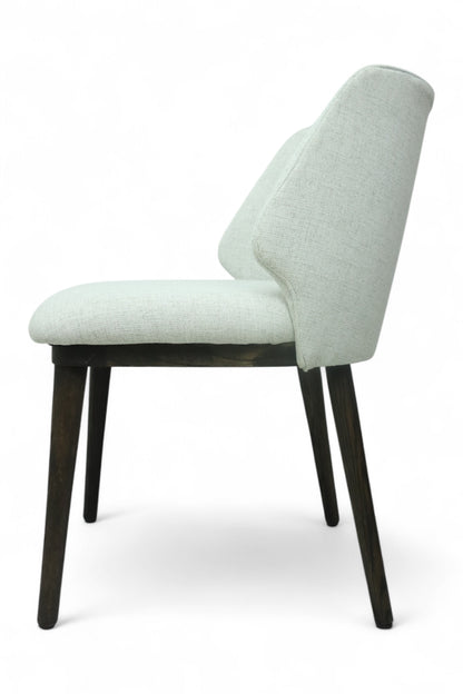 SILLA NEPAL - respaldo y asiento en textil color blanco, con base de madera de encino