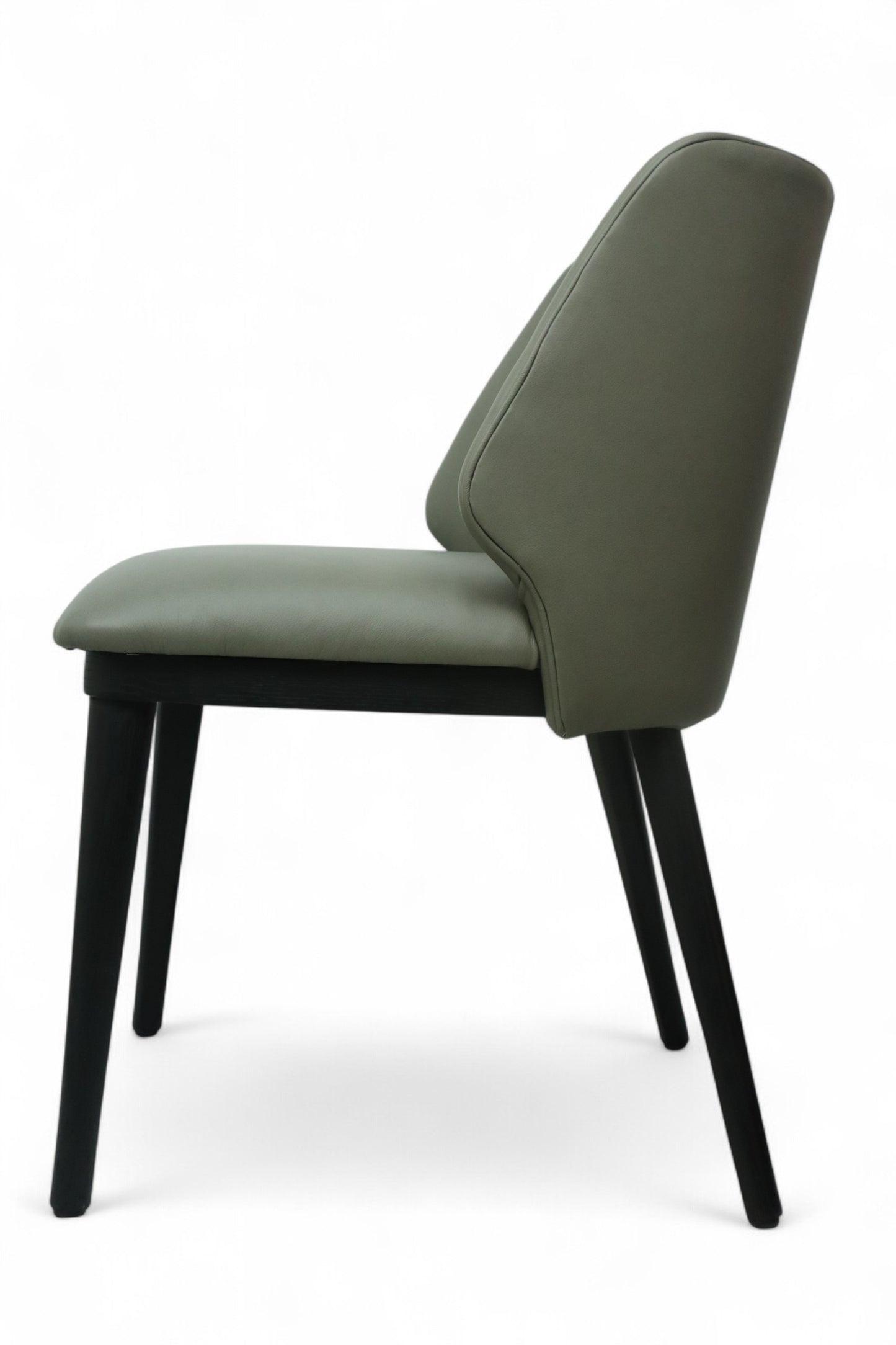 SILLA NEPAL - respaldo y asiento en piel genuina color gris, con base de madera de encino color negra