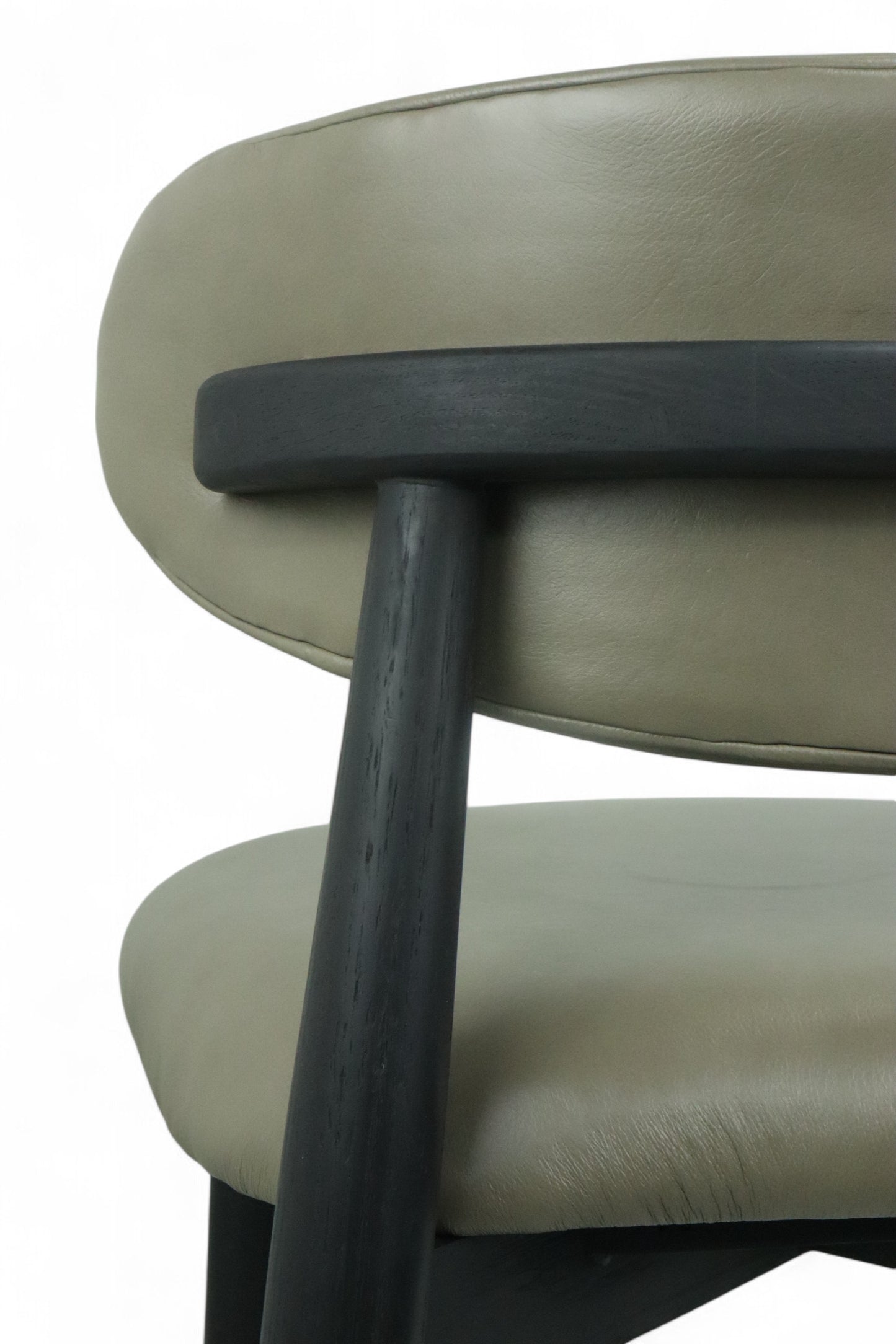 BANCO ALTO LAND - respaldo y asiento en piel genuina, base de madera de encino