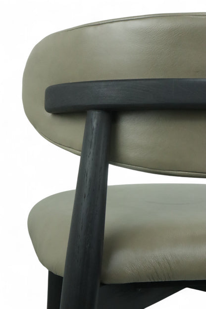 BANCO ALTO LAND - respaldo y asiento en piel genuina, base de madera de encino