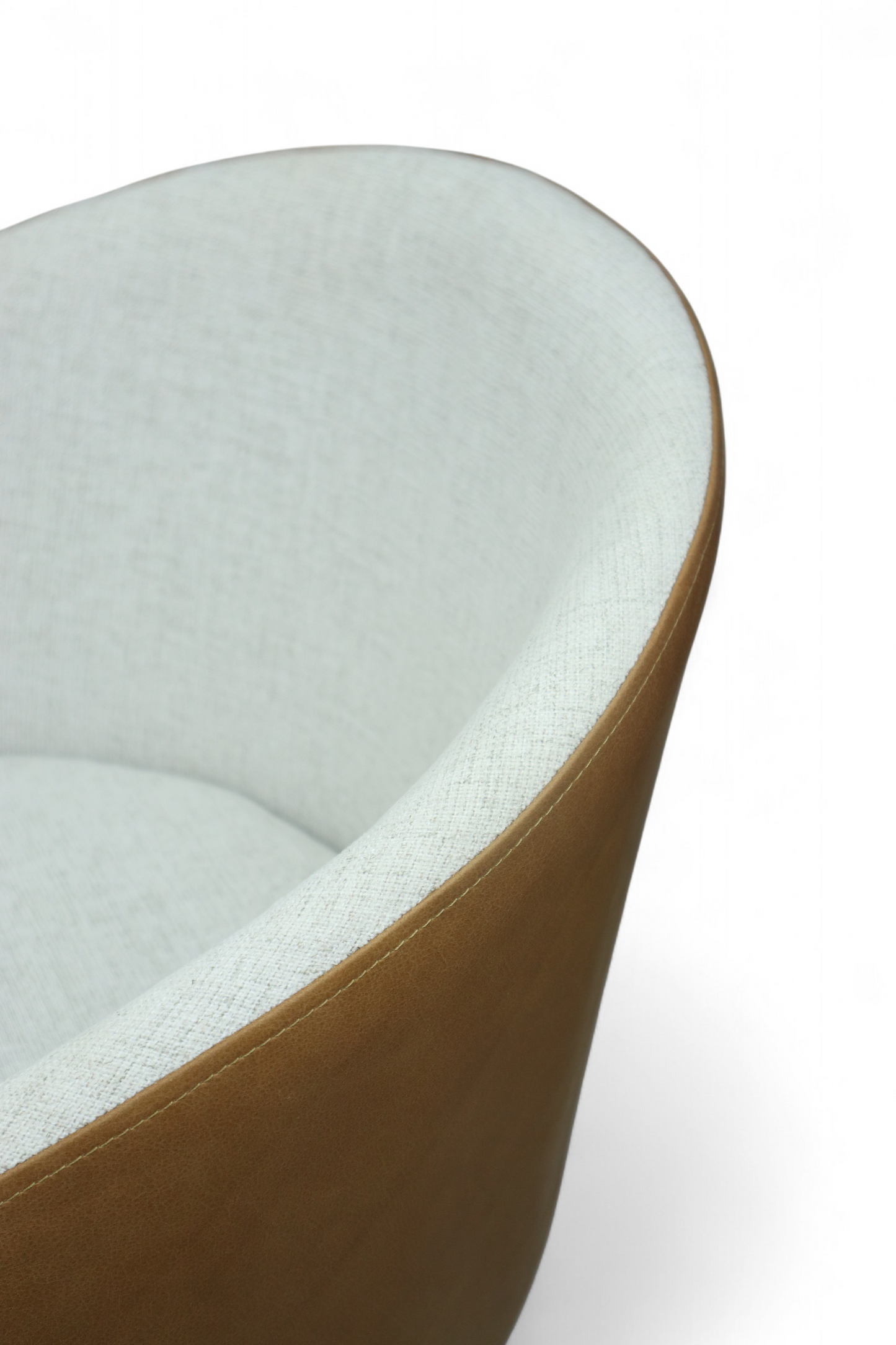 SILLA CANES - respaldos en piel genuina, asiento en textil de alta calidad, base de metal