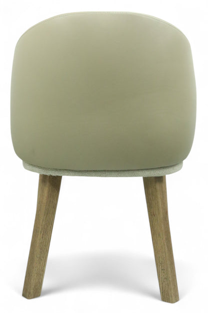 SILLA BERNAL - respaldo exterior en piel genuina, asiento y respaldo interior en textil, base de madera de encino