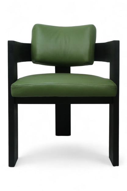 SILLA CAPRI - respaldo y asiento en piel genuina color verde, base de madera de encino
